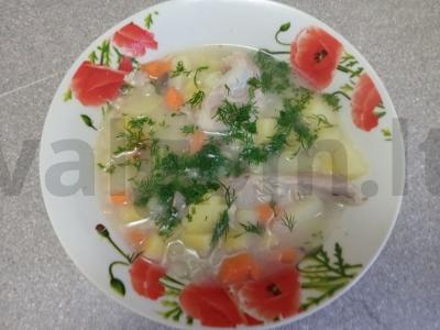 Sriuba su perlinėmis kruopomis ant kiaulienos sultinio pagrindine nuotrauka