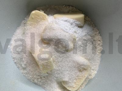 Sausainiai žiedai su riešutais ir razinomis arbatai Žingsnis 1