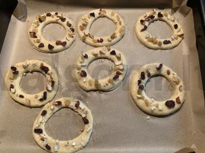 Sausainiai žiedai su riešutais ir razinomis arbatai Žingsnis 10