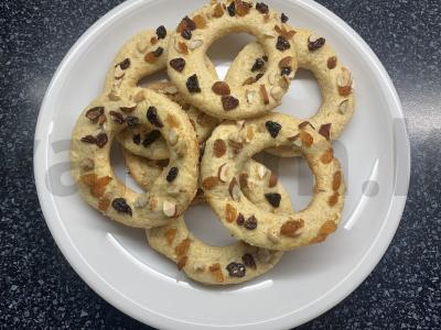 Sausainiai žiedai su riešutais ir razinomis arbatai pagrindine nuotrauka