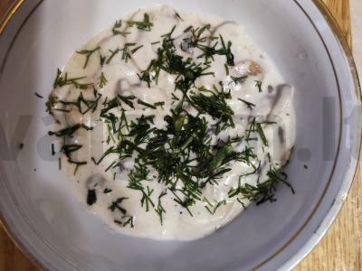 Grybų garnyras su šviežiais žalumynais pagrindine nuotrauka