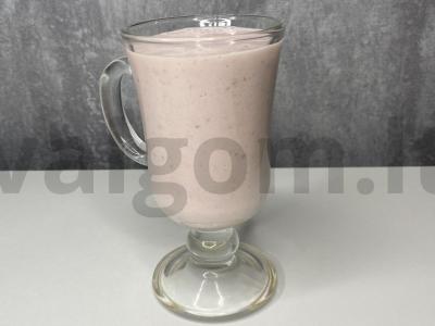 Švelnus uogų-bananų kokteilis pagrindine nuotrauka