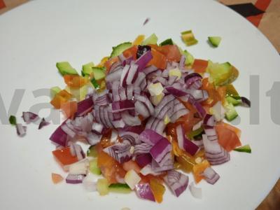 Mango, šviežių daržovių, jalapeño pipirų salotos su grūdėtos garstyčių padažu Žingsnis 4