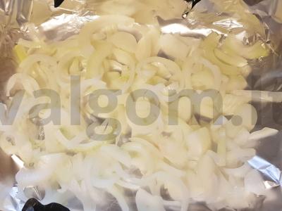 Kepta skumbrė su svogūnais ir citrina Žingsnis 1