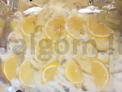 Kepta skumbrė su svogūnais ir citrina Žingsnis 2