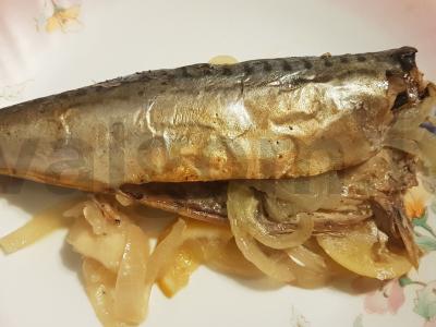 Kepta skumbrė su svogūnais ir citrina pagrindine nuotrauka