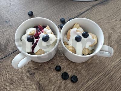 Namų trifle su uogų džemu ir mėlynėmis pagrindine nuotrauka