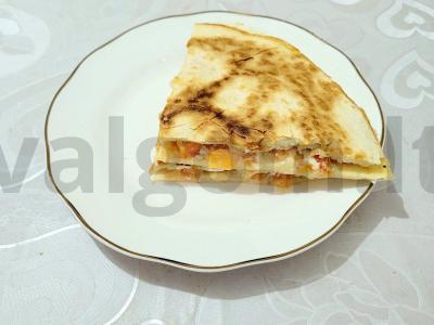 Tortilija su sultinga įdaru pusryčiams pagrindine nuotrauka