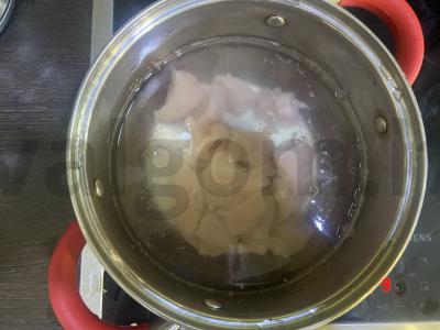 Sotūs salotas su vištiena, raudonaisiais pupelėmis ir sausainiais Žingsnis 1