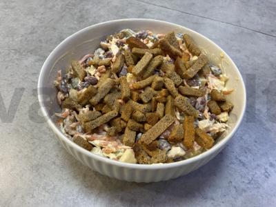 Sotūs salotas su vištiena, raudonaisiais pupelėmis ir sausainiais pagrindine nuotrauka