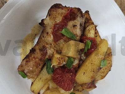 Vištiena su bulvėmis ir vyšniniais pomidorais pagrindine nuotrauka