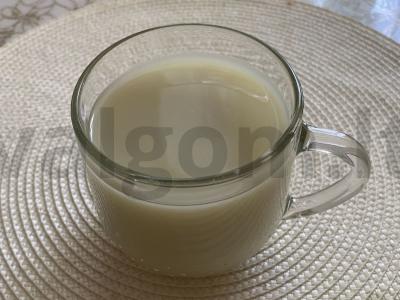 Žalioji arbata matcha su imbieru ir saldžiuoju pienu pagrindine nuotrauka