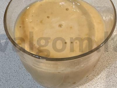 Namų jogurtas su medumi ir uogiene pagrindine nuotrauka