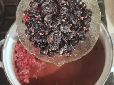 Kvapnus kompotas su juodaisiais serbentais, avietėmis ir citrinos rūgštimi Žingsnis 1