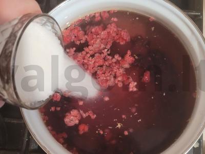 Kvapnus kompotas su juodaisiais serbentais, avietėmis ir citrinos rūgštimi Žingsnis 2