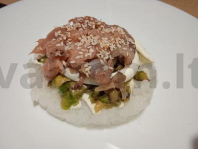 Sushi salotas su avokadu ir silpnai sūdyta lašiša pagrindine nuotrauka