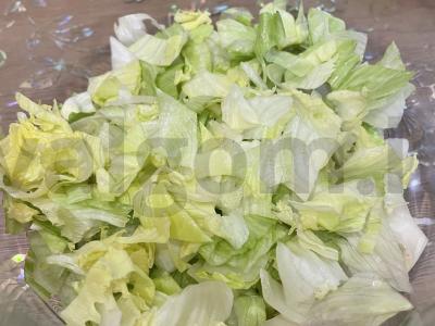 Skani daržovių salotos su alyvuogėmis ir lediniu salotu Žingsnis 1