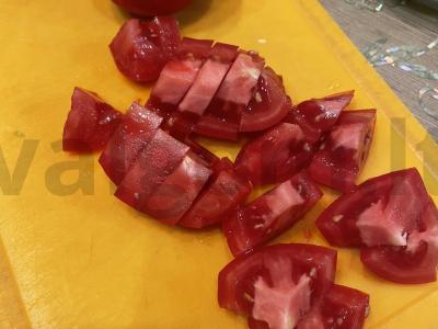 Skani daržovių salotos su alyvuogėmis ir lediniu salotu Žingsnis 2