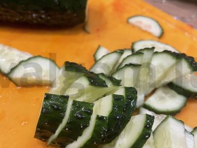 Skani daržovių salotos su alyvuogėmis ir lediniu salotu Žingsnis 4