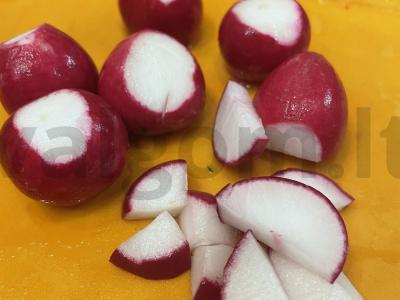 Skani daržovių salotos su alyvuogėmis ir lediniu salotu Žingsnis 5