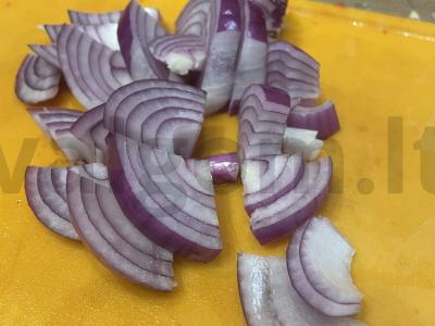 Skani daržovių salotos su alyvuogėmis ir lediniu salotu Žingsnis 6