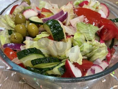 Skani daržovių salotos su alyvuogėmis ir lediniu salotu pagrindine nuotrauka