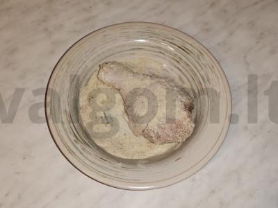 Vištienos blauzdelės džiūvėsėliuose oro grilyje Žingsnis 4