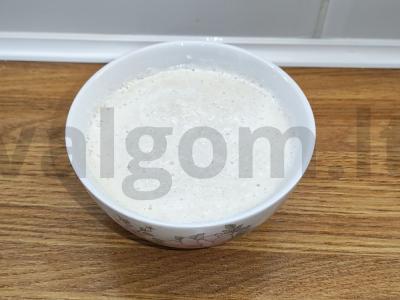 Stalo krienai prie mėsos pagrindine nuotrauka