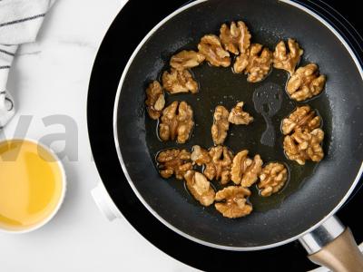 Kriaušių ir pelėsinio sūrio salotas Žingsnis 3