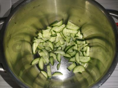 Salotos su midijomis, daržovėmis ir žolelėmis Žingsnis 1