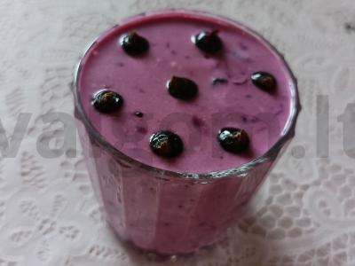 Varškės-jogurto kokteilis su juodaisiais serbentais pagrindine nuotrauka