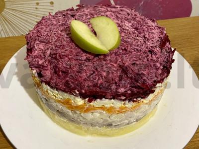 Silkė po šubomis su obuoliu pagrindine nuotrauka