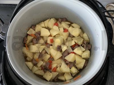 Bulvės su jautiena lėtoje viryklėje Žingsnis 7