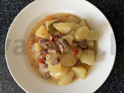 Bulvės su jautiena lėtoje viryklėje pagrindine nuotrauka