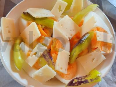 Daržovių ir sūrio salotas be padažo Žingsnis 4