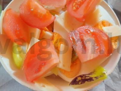 Daržovių ir sūrio salotas be padažo Žingsnis 5