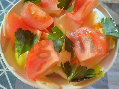 Daržovių ir sūrio salotas be padažo pagrindine nuotrauka