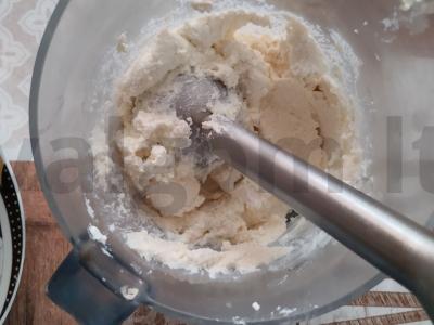 Saldus varškės desertas su džiovintais slyvomis ir anakardžiais Žingsnis 3