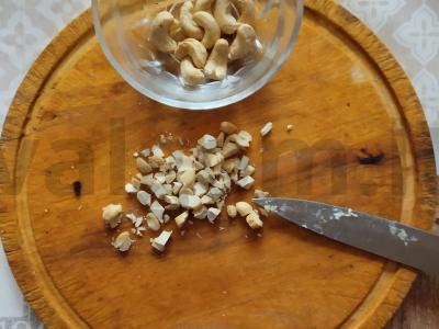 Saldus varškės desertas su džiovintais slyvomis ir anakardžiais Žingsnis 5