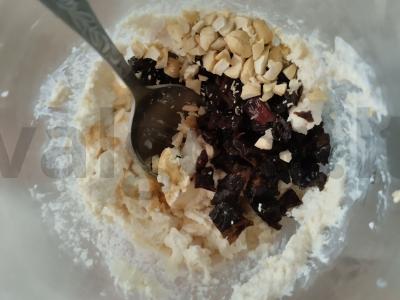 Saldus varškės desertas su džiovintais slyvomis ir anakardžiais Žingsnis 6