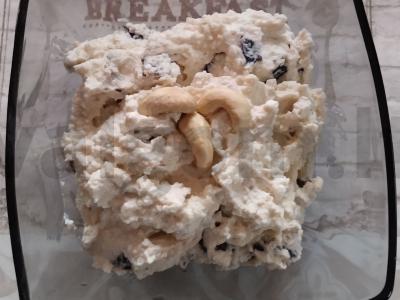 Saldus varškės desertas su džiovintais slyvomis ir anakardžiais pagrindine nuotrauka