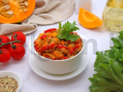 Kvinoja su kepta moliūgu pagrindine nuotrauka