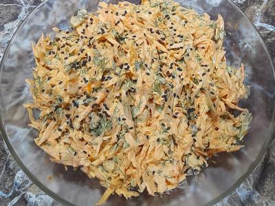 Morkų salotas su sezamo sėklomis ir graikiniais riešutais pagrindine nuotrauka