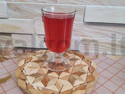 Kvapnus kompotas su uogomis ir avietėmis pagrindine nuotrauka