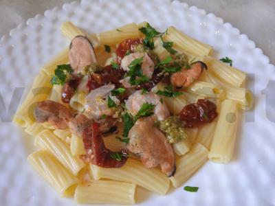 Makaronai su jūros gėrybėmis, džiovintais pomidorais ir pesto padažu pagrindine nuotrauka