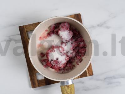 Uogų tortas su šokoladiniais biskvitais ir kremu Žingsnis 3