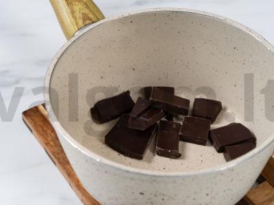 Uogų tortas su šokoladiniais biskvitais ir kremu Žingsnis 5