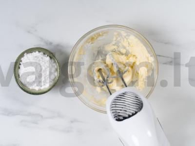 Uogų tortas su šokoladiniais biskvitais ir kremu Žingsnis 6