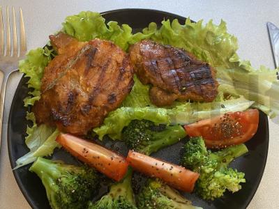 Kiaulienos steikai ant grotelių pagrindine nuotrauka