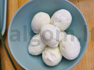 Vasaros salotos su kiaušiniu ir žaliu svogūnu Žingsnis 1